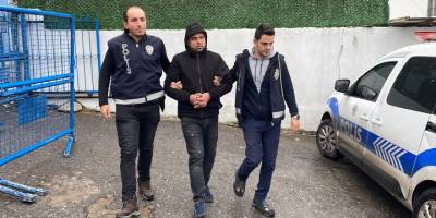 İzmir'de doktoru darbeden zanlı adliyede fenalaşınca hastaneye kaldırıldı