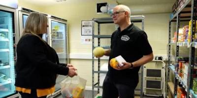 Galler'de bir yardım kuruluşu görevlisi, insanların yoksulluktan evcil hayvan maması yediğine tanık olduğunu söyledi