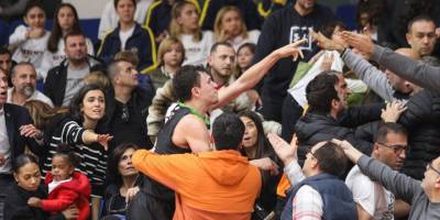 Aliağa Petkimspor-Manisa Büyükşehir Belediyespor maçının son dakikasında tribünde olaylar çıktı