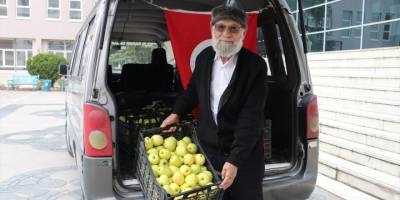 Denizli'nin "Elmacı dedesi" bu kez lise öğrencilerine elma dağıttı