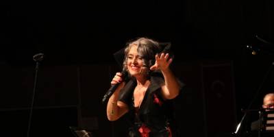 Sanatçı Zeki Müren 91. doğum gününde konserle anıldı