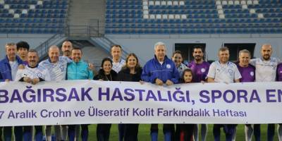 İzmir'de bağırsak hastalığına dikkat çekmek isteyen doktorlar ve hastaları futbol maçı yaptı