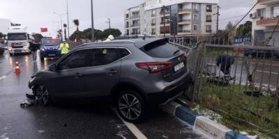 İzmir'de dolu yağışı yolları kayganlaştırdı, kazalar ardı ardına geldi