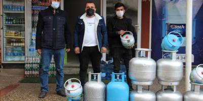 Araba bagajında getirdiği paralarla veresiye borçlarını kapattı