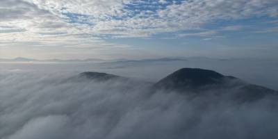 Manisa'da sis altında kalan volkan konileri dron ile görüntülendi