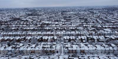 İngiltere'de yoğun kar yağışı hayatı felç etti