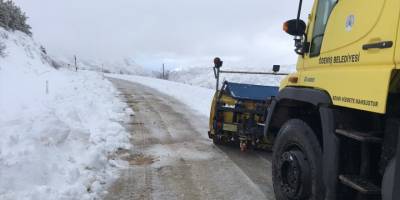 Ödemiş'te kar yağışı sonrası ekipler tuzlama çalışması yaptı