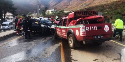 Muğla'da kamyonetle otomobilin çarpışması sonucu 3 kişi yaralandı