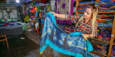 Kadın usta keçeden yaptığı ürünleri meraklılarına ulaştırıyor