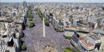 Arjantin'de milli takımlarını bekleyen halk başkent sokaklarını doldurdu
