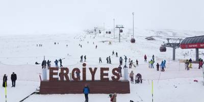 Erciyes'te pistler kayakseverlerle doldu