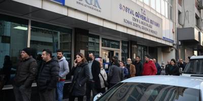 İzmir'de EYT'li vatandaşlar SGK önünde yoğunluk oluşturdu