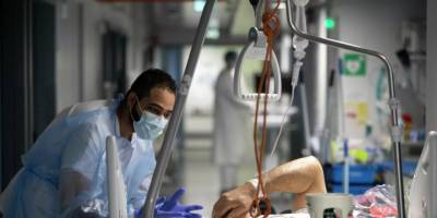 İngiltere'de sağlık yetkilisi: Acil servislerdeki gecikmeler her hafta 500 kişi ölmesine neden oldu