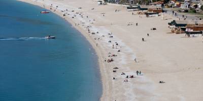 Muğla'da vatandaşlar ve turistler yeni yılın ilk gününde denize girdi