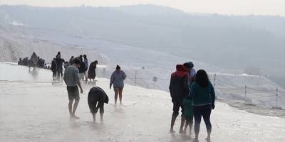 Pamukkale yeni yılın ilk gününde ziyaretçi akınıyla doldu
