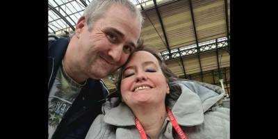 İngiltere'de 16 saat ambulans bekledikten sonra ölen kadının eşi, sağlık sistemine öfkeli