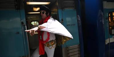 Rock and Roll'ün Kralı için buluştular: 'Elvis Ekspres' Sidney'den yola çıktı