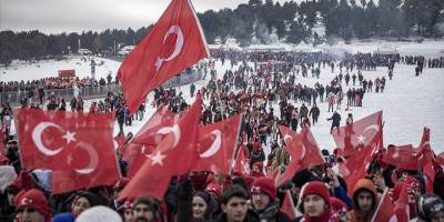 Şehitlerin izinde yürümek için binlerce vatandaş Allahuekber'de bir araya geldi