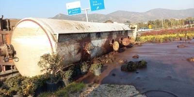 Bayındır'da pirina yüklü tır çiçek serasına devrildi