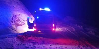Siirt'te karda mahsur kalan ambulansı ekipler kurtardı