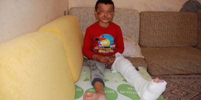 Arabanın altında kaldı, ölümden kıl payı kurtuldu