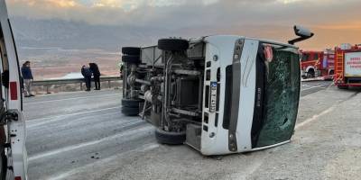 Denizli'de servis midibüsünün devrilmesi sonucu 2 kişi öldü, 15 kişi yaralandı