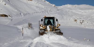 Van'da kar nedeniyle kapanan yollar açıldı