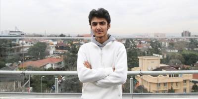 Çaldığı piyano ile konuşulan 19 yaşındaki kuryenin hedefi konservatuvar okumak