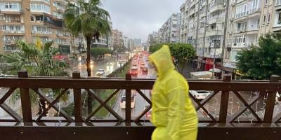 Antalya'da kuvvetli yağış ve fırtına etkili oluyor