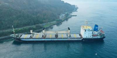 İstanbul Boğazı'ndaki gemi trafiği karaya oturan yük gemisi nedeniyle askıya alındı