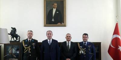 Milli Savunma Bakanı Akar, Türkiye'nin Londra Büyükelçiliği'ni ziyaret etti