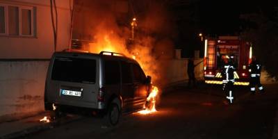 Manisa'da kundaklanan otomobil kullanılamaz hale geldi