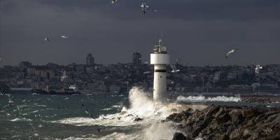 İstanbul'da lodos nedeniyle bazı vapur seferleri iptal edildi