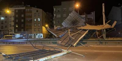 Bursa'da etkili olan lodos nedeniyle uçan çatı metro güzergahına düştü