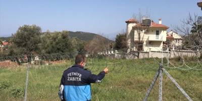 Fethiye'de hayvanlara zarar verdiği gerekçesiyle yasaklanan bahçe duvarlarındaki jiletli teller sökülüyor