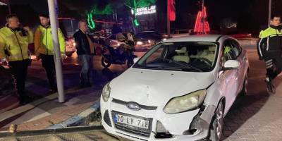 Manisa FK'nin takım otobüsüne çarpan otomobildeki 4 kişi yaralandı