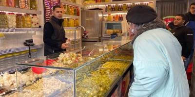 İzmirli turşucu, turşu çalan kişiyi kavanozdaki son tüketim tarihine dikkat etmesi konusunda uyardı