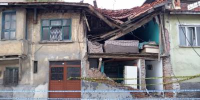 Kütahya'da gaz sıkışması nedeniyle evin tavanı ve dış duvarı çöktü