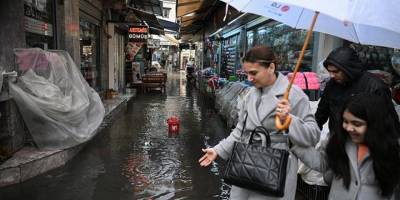 İzmir'de sağanak su baskınlarına neden oldu