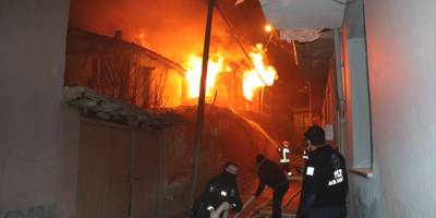 Manisa'da çıkan yangında bir ev kullanılamaz hale geldi