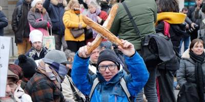 Paris'te fırıncılar yüksek enerji fiyatlarını ellerinde bagetlerle protesto etti