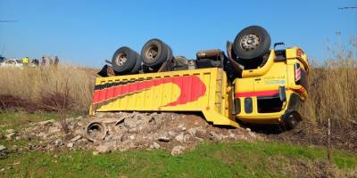 Manisa'da devrilen kamyonun sürücüsü yaralandı