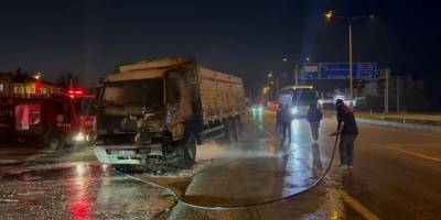 Afyonkarahisar'da seyir halindeki mermer yüklü kamyon yandı