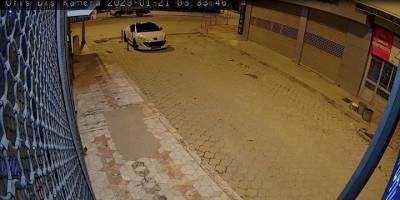 Denizli'de kuyumcudan hırsızlık yapmak isteyen şüpheliler alarm çalınca kaçtı