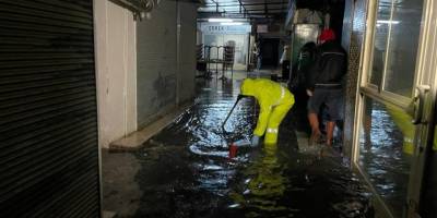 İzmir'de sağanak nedeniyle su baskınları meydana geldi