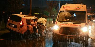 İzmir'de servis minibüsüne çarpan ticari aracın sürücüsü yaralandı