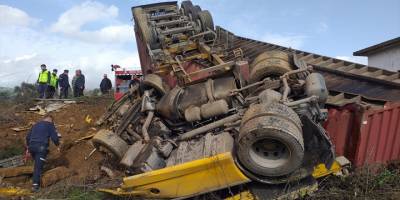 Muğla'da devrilen balık yemi yüklü tırın sürücüsü yaralandı