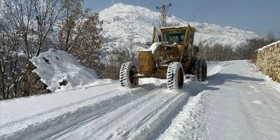 Hakkari'de kardan kapanan 43 yerleşim biriminin yolu açıldı