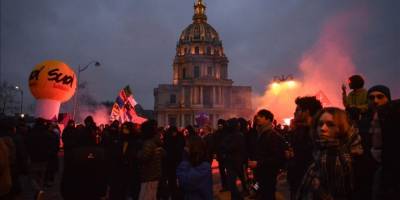 Fransızlar, tartışmalı emeklilik reformunu protesto etti