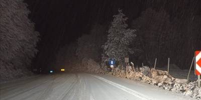 Domaniç-İnegöl kara yolunda kar ulaşımda aksamaya neden oluyor